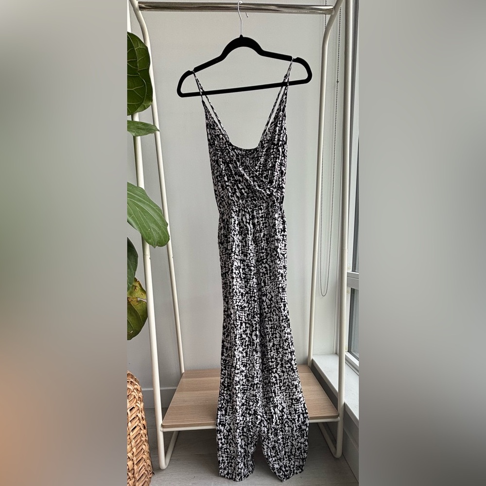 3/$25 SWEET RAIN | Black and white abstract jumpsuit M